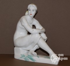 Скульптура "Девушка на отдыхе" ("Летний день")